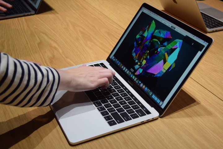 Uma pessoa usando a Touch Bar no MacBook Pro de 15 polegadas.