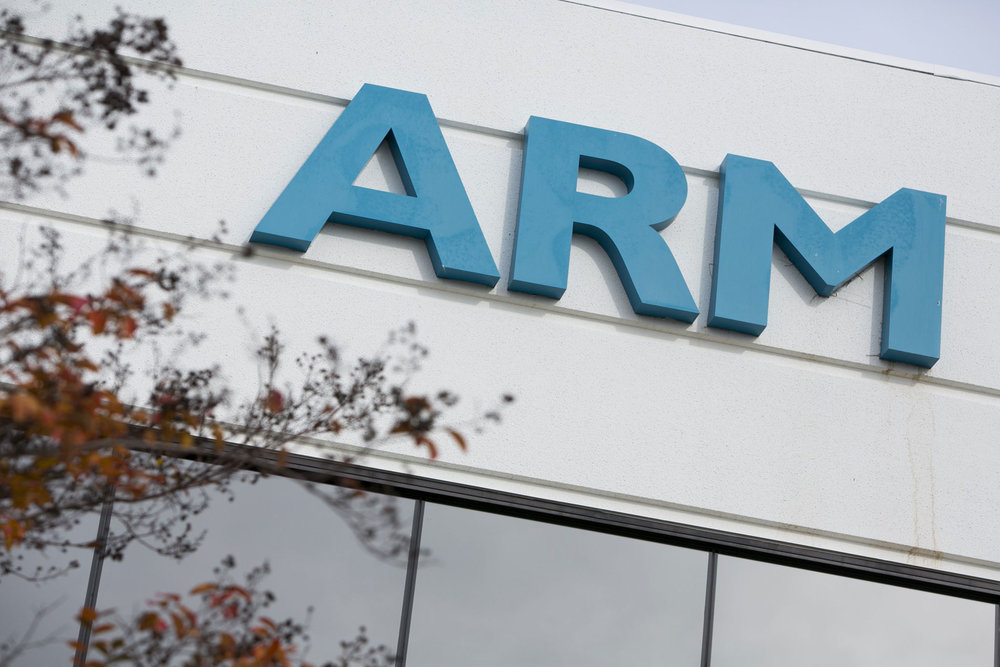 Logotipo da ARM na lateral de um prédio.