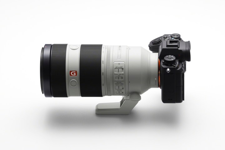sony launches 100 400mm master g ilce 9 sel100400gm side image large