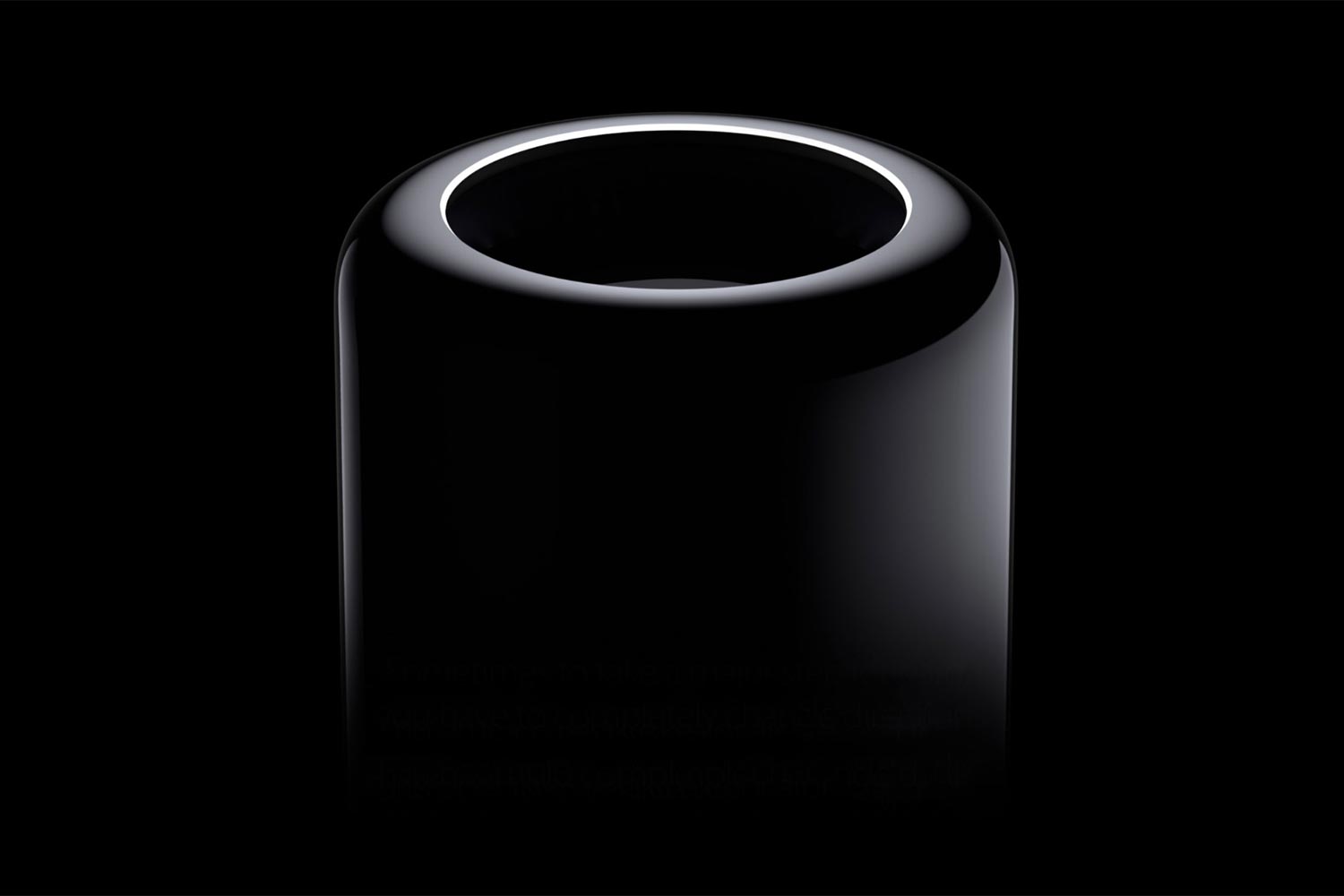 Um Mac Pro 2013 é mostrado emergindo de um fundo preto sombreado.