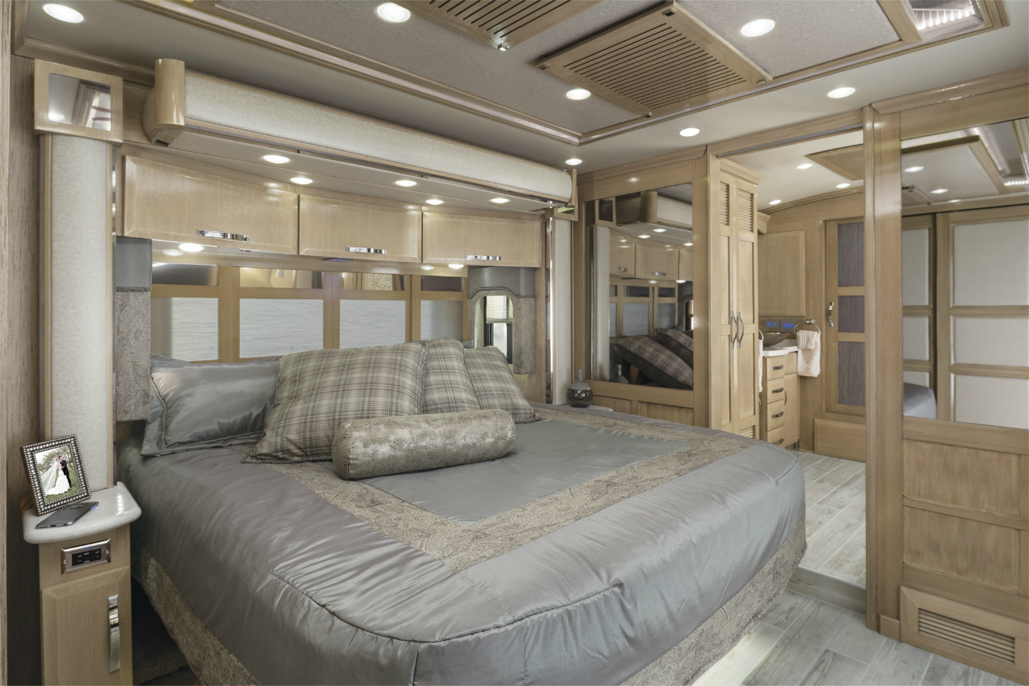 2017 newmar king aire bedroom 1
