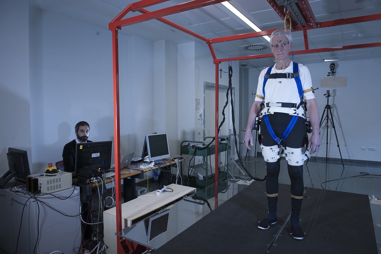 exoskeleton walking balance falling s163098