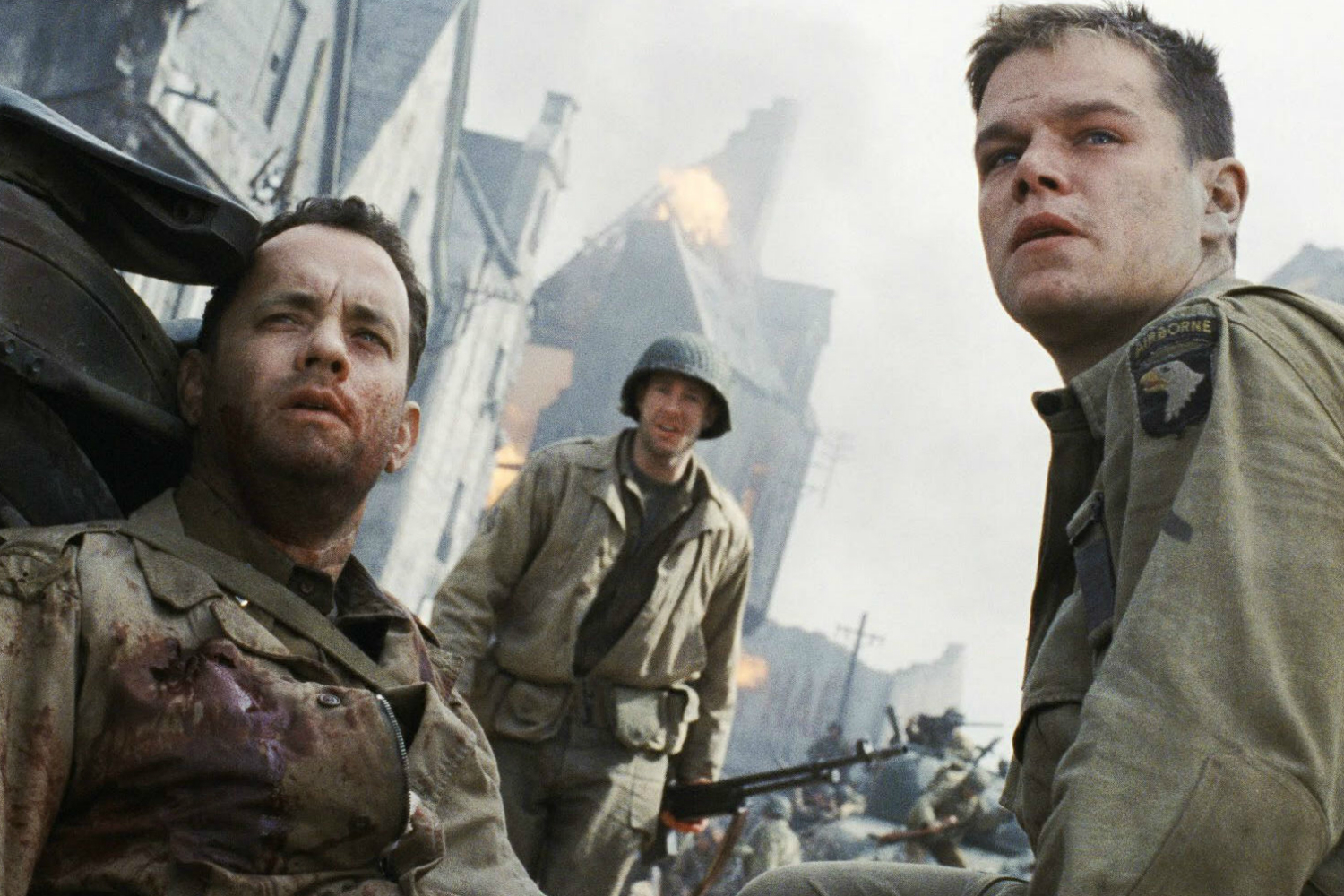 Três soldados parecem determinados em O Resgate do Soldado Ryan.