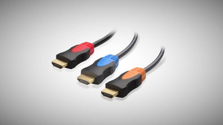 Cables HDMI en colores rojo, azul y naranja