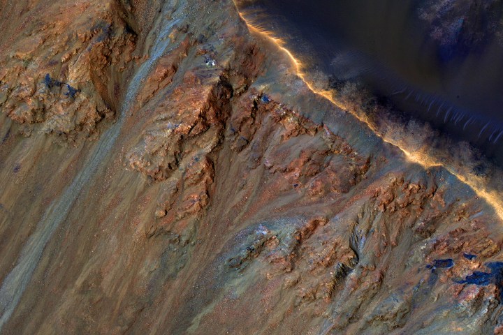 Aunque los grandes barrancos (barrancos) se concentran en latitudes más altas, hay barrancos en laderas empinadas en las regiones ecuatoriales, como se ve en esta imagen capturada por el Mars Reconnaissance Orbiter (MRO) de la NASA. Un primer plano en color mejorado muestra parte del borde y la pendiente interior del cráter Krupac, situado a sólo 7,8 grados al sur del ecuador.