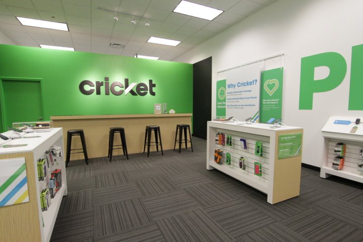 Интерьер магазина беспроводной связи Cricket. 