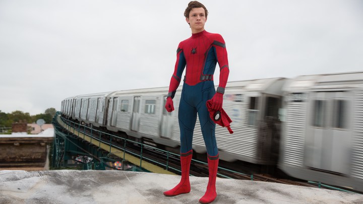 Homem-Aranha sem máscara em cima de um trem em Homem-Aranha: De Volta ao Lar.