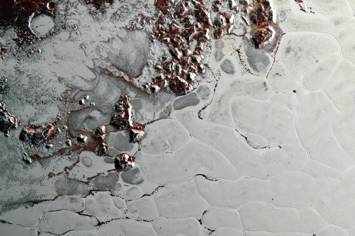 Al igual que una lámpara de lava cósmica, una gran sección de la superficie helada de Plutón se renueva constantemente mediante un proceso llamado convección que reemplaza los hielos superficiales más antiguos con material más fresco.