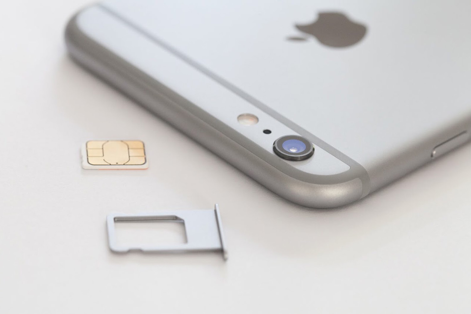 Eine Nahaufnahme des SIM-Kartensteckplatzes des iPhone 7.