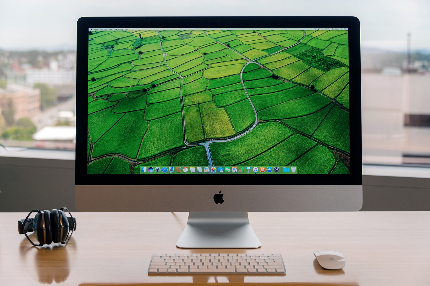Apple iMac با صفحه نمایش رتینا 5K پیش نمایش تصویر زمینه سبز رنگ