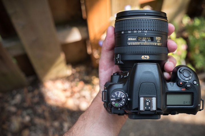 Nikon AF S DX Nikkor 16 80mm review top hand