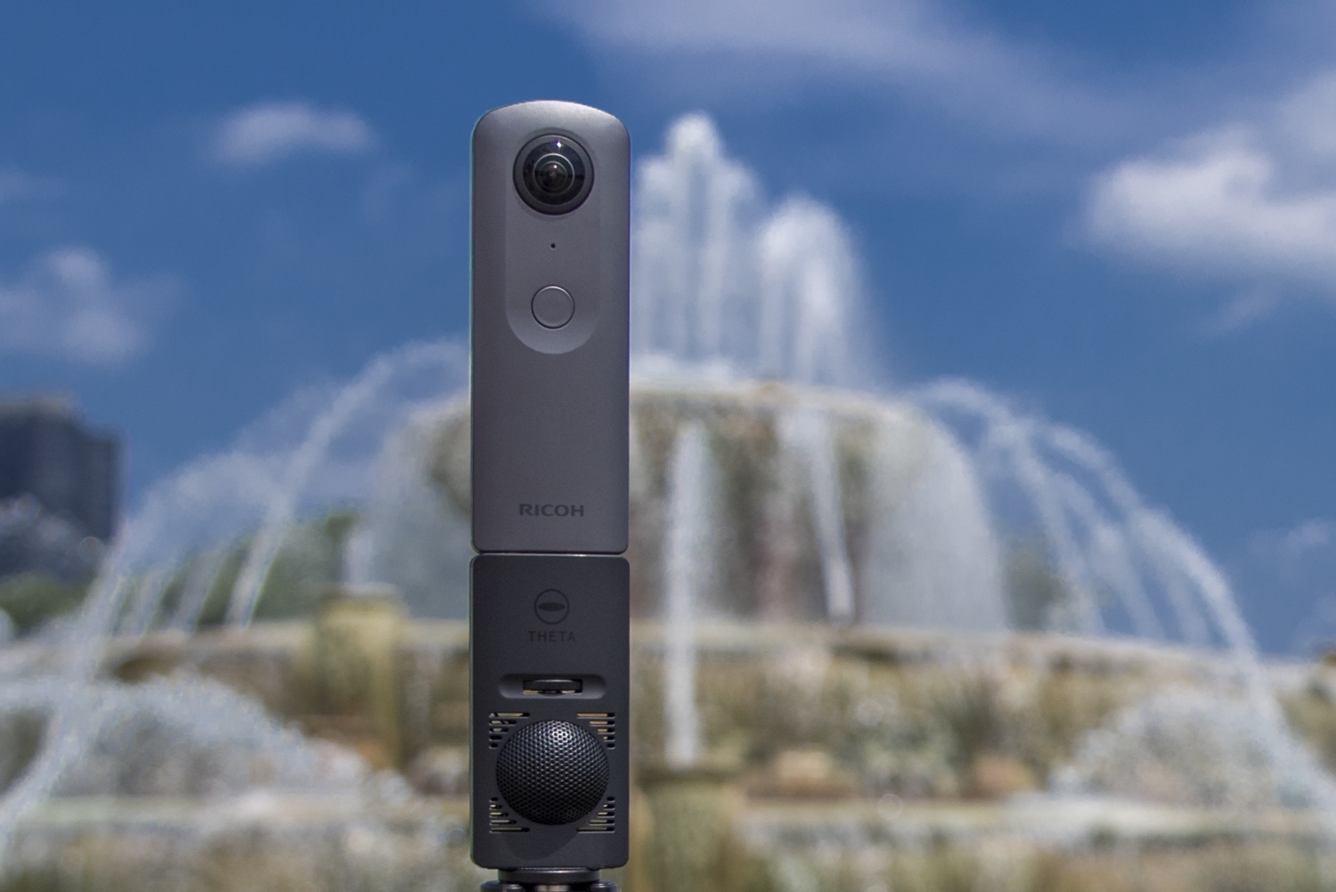wijn Ongrijpbaar studie First Look: Ricoh Theta V Brings Reality to VR with 4K, Surround Sound |  Digital Trends