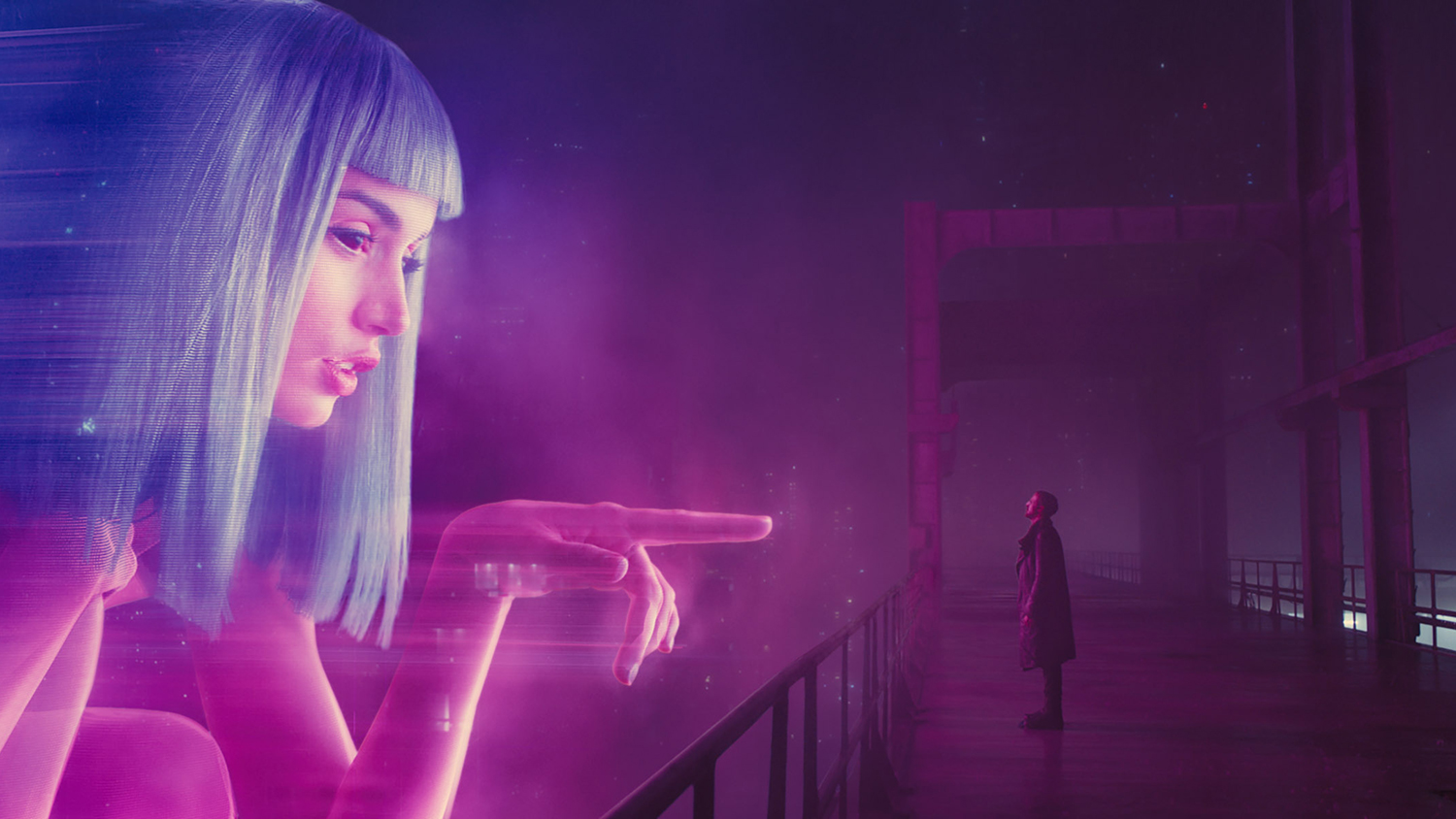 Um holograma gigante de Joi alcançando K em Blade Runner 2049.