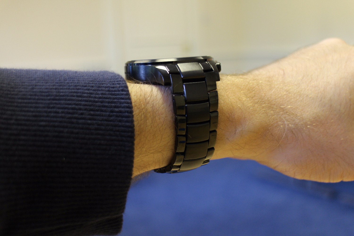 Uma pulseira de relógio perfeitamente ajustada em um pulso.