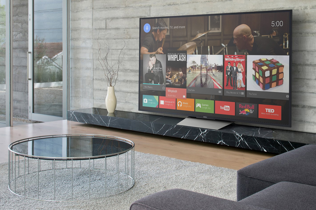Uma TV de parede com Netflix na tela. 