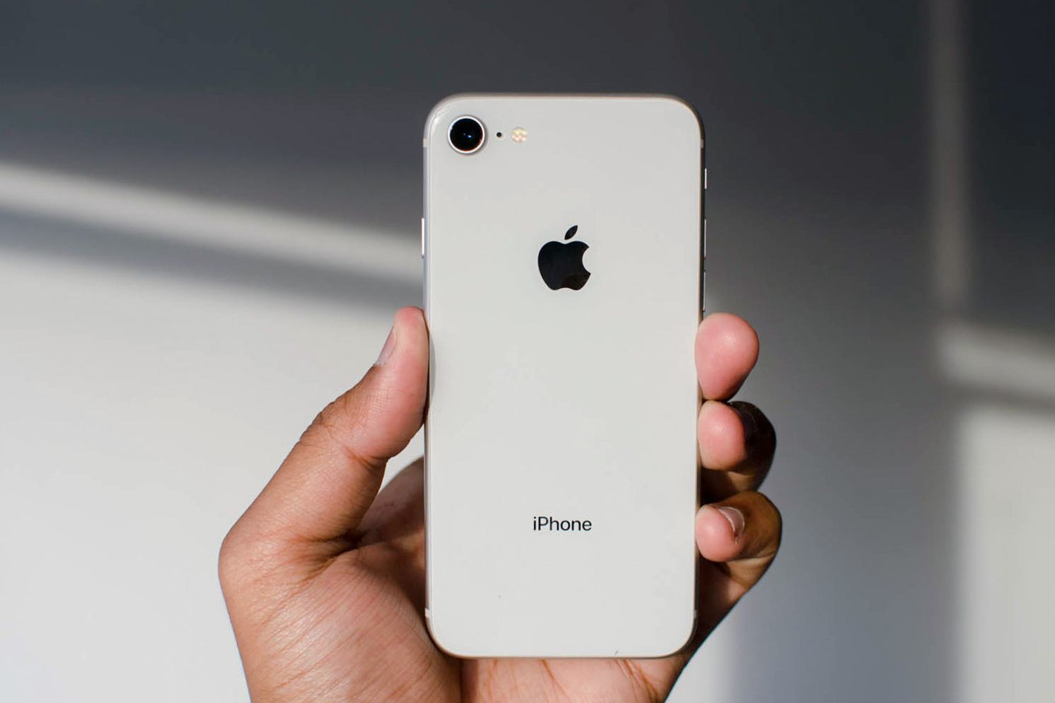 Revisión de Apple iPhone 8 en el logotipo de la mano
