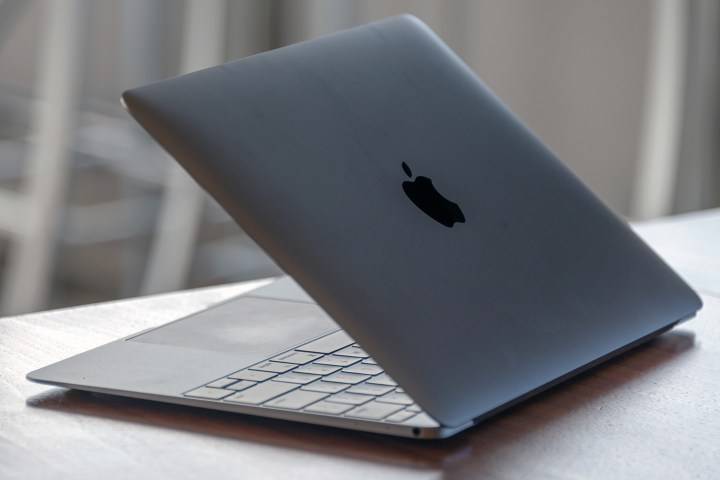 Apple MacBook-review-lid