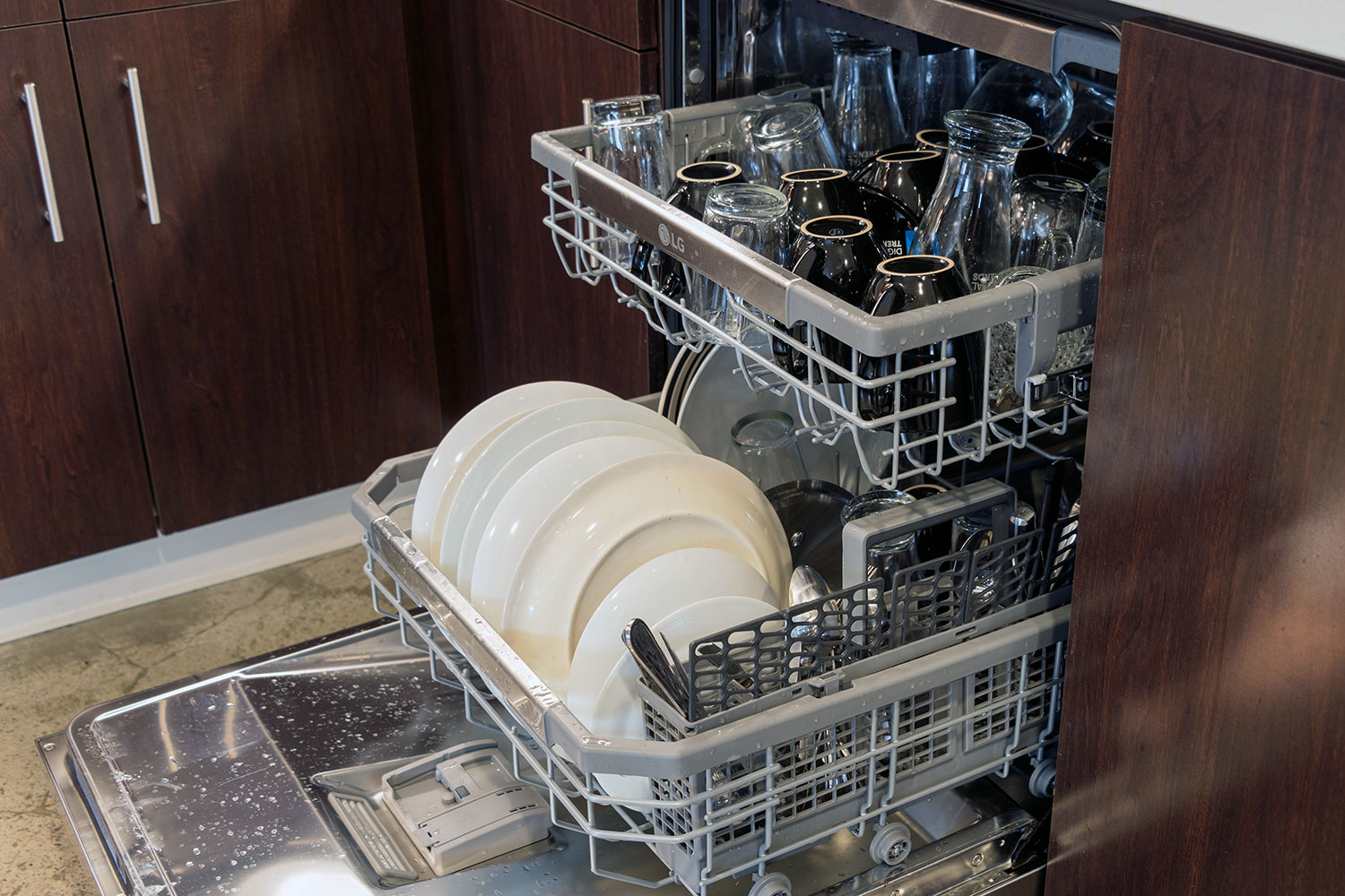Посудомойка либхер вибрирует. Для посудомоечных машин. Разобранная посудомоечная машина. Посудомоечная машина в разборе. Посудомоечная машина изнутри.
