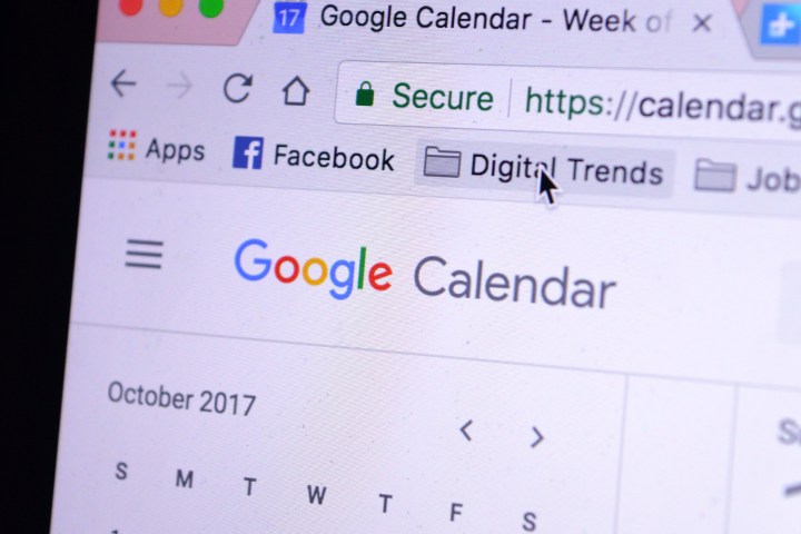 Google Calendar se muestra en el monitor de una computadora.