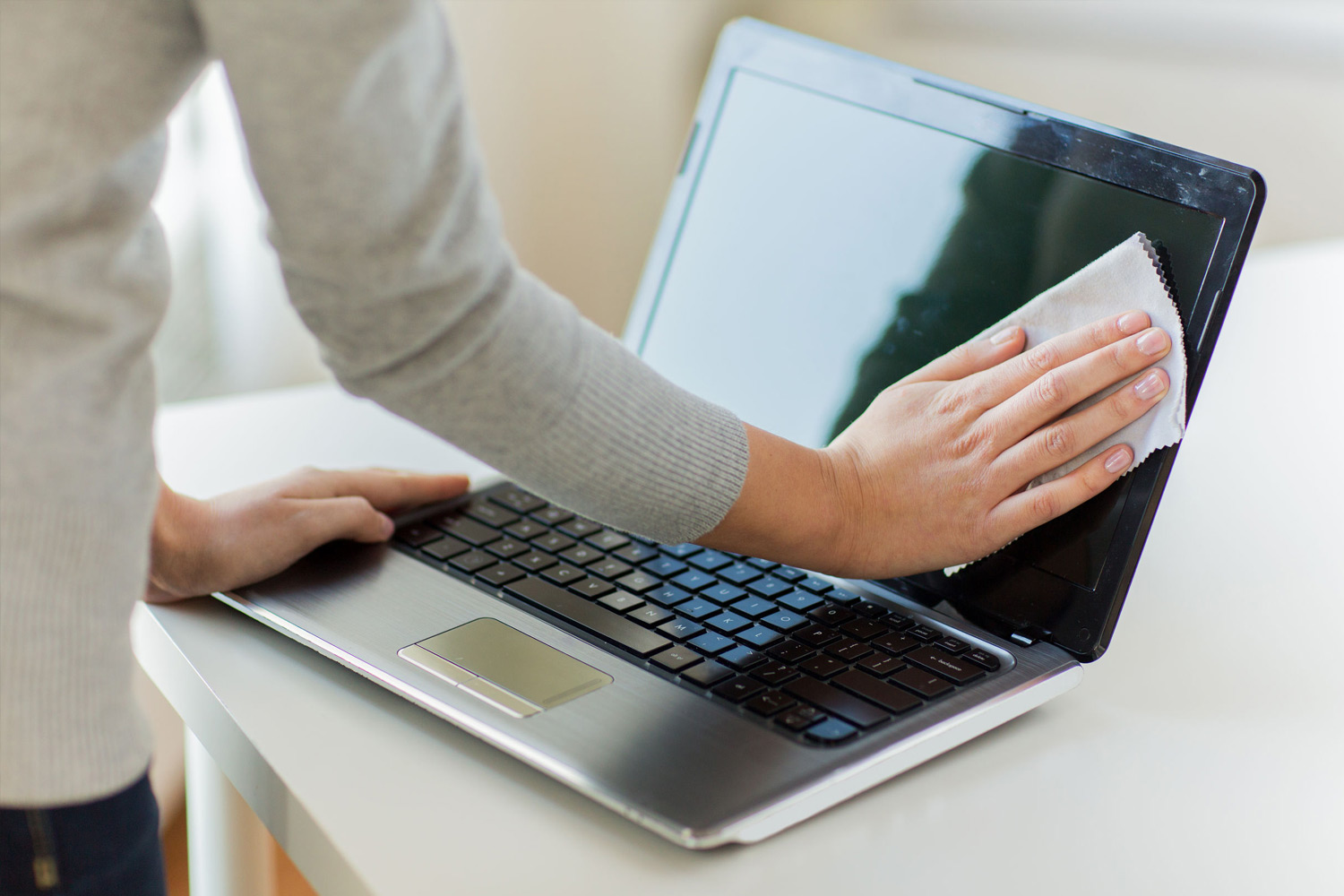 How to clean a laptop screen without scratching it - Vimarsana News