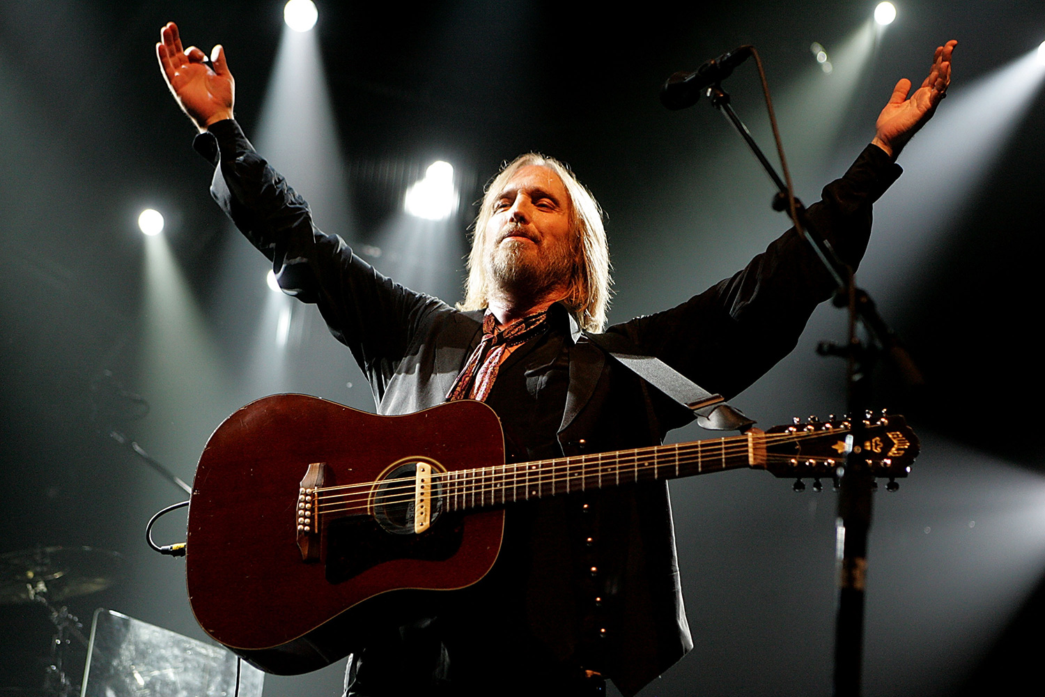 Tom Petty hands up