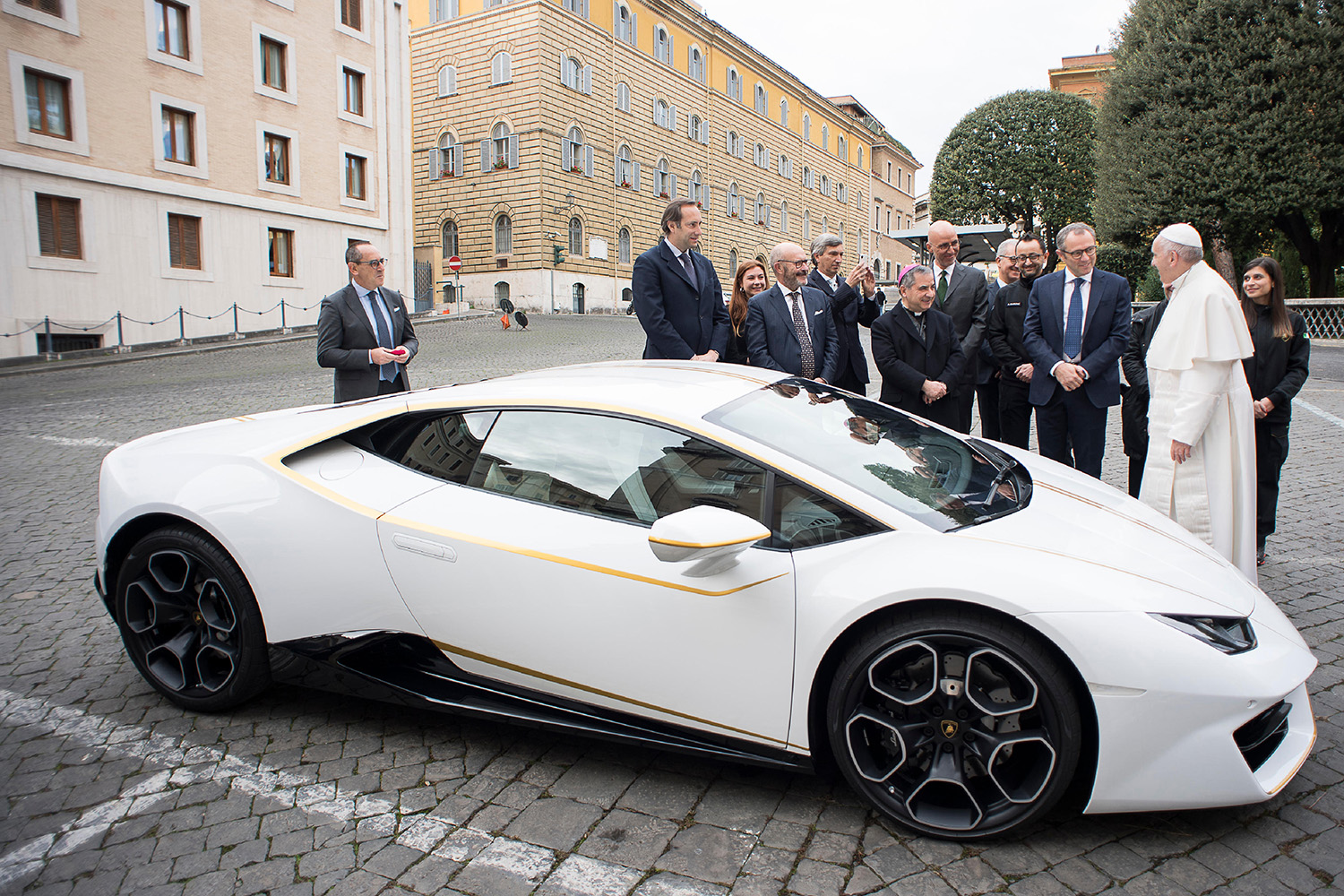 lamborghini gifts huracn lp580 2 to pope francis for charity 2017  digitaltrends gets a huracan 10