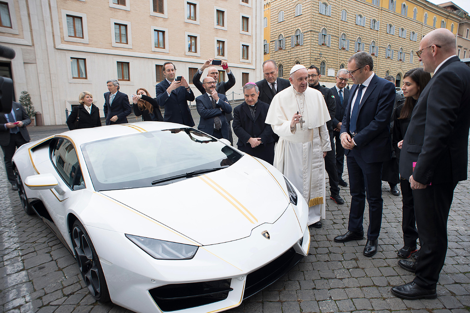 lamborghini gifts huracn lp580 2 to pope francis for charity 2017  digitaltrends gets a huracan 11