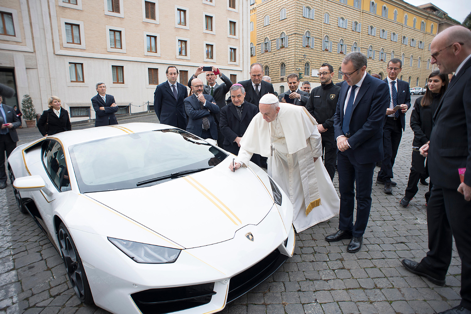 lamborghini gifts huracn lp580 2 to pope francis for charity 2017  digitaltrends gets a huracan 12