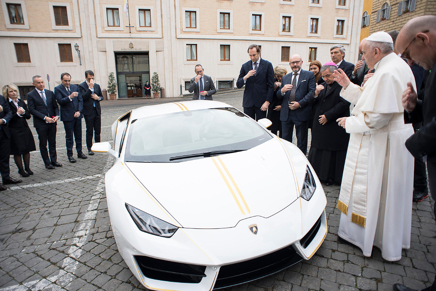 lamborghini gifts huracn lp580 2 to pope francis for charity 2017  digitaltrends gets a huracan 13