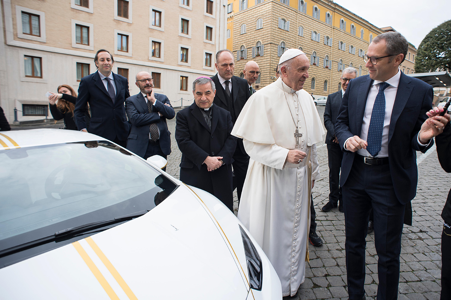 lamborghini gifts huracn lp580 2 to pope francis for charity 2017  digitaltrends gets a huracan 14
