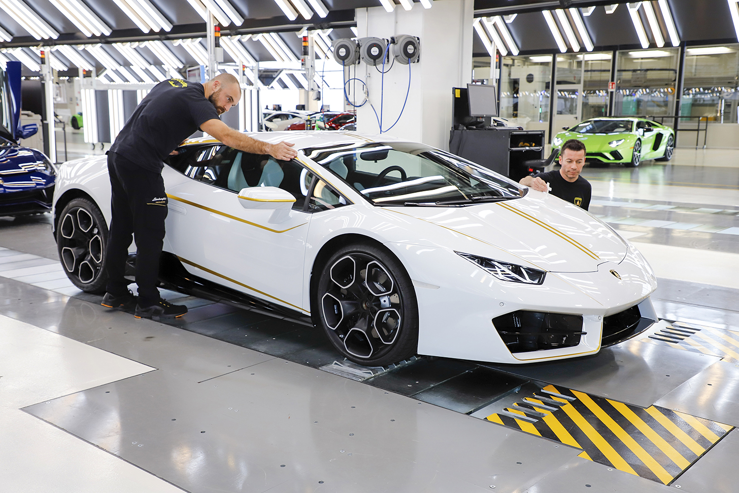 lamborghini gifts huracn lp580 2 to pope francis for charity 2017  digitaltrends gets a huracan 3