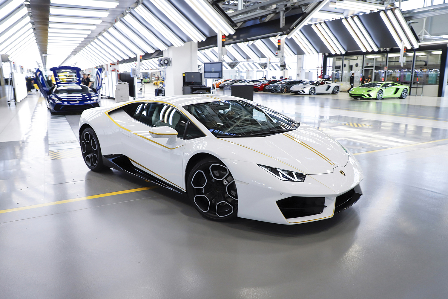 lamborghini gifts huracn lp580 2 to pope francis for charity 2017  digitaltrends gets a huracan 7
