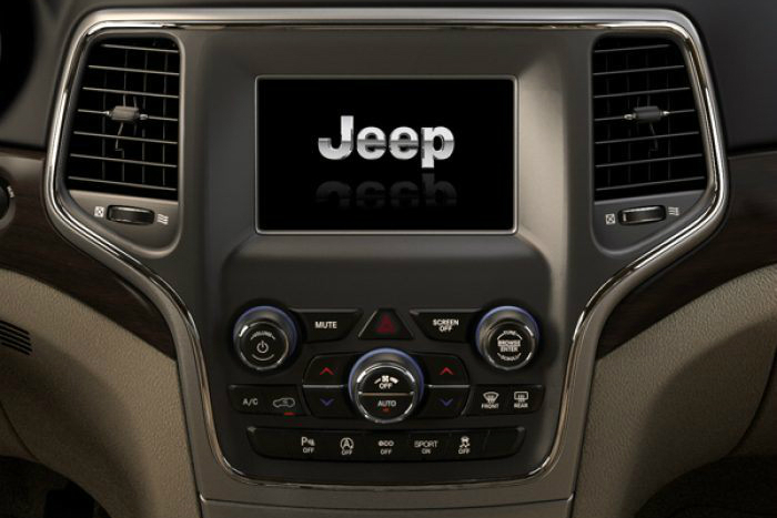 2018 Jeep Grand Cherokee Laredo Uconnect 4 with 7-inch touchscreen