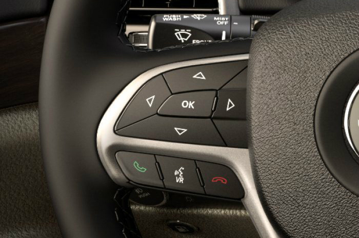 2018 Jeep Grand Cherokee Laredo steering wheel-mounted audio controls