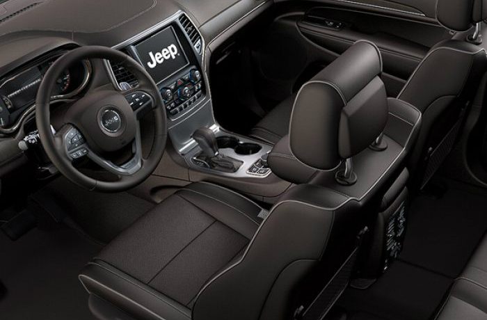 2018 Jeep Grand Cherokee Overland leather-trimmed interior