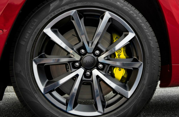 2018 Jeep Grand Cherokee Trackhawk 20-inch wheels with Brembo brakes