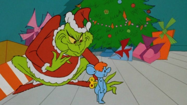 Der Grinch mit einer Spielzeugmaus in Dr. Seuss‘ „How the Grinch Stole Christmas!“.