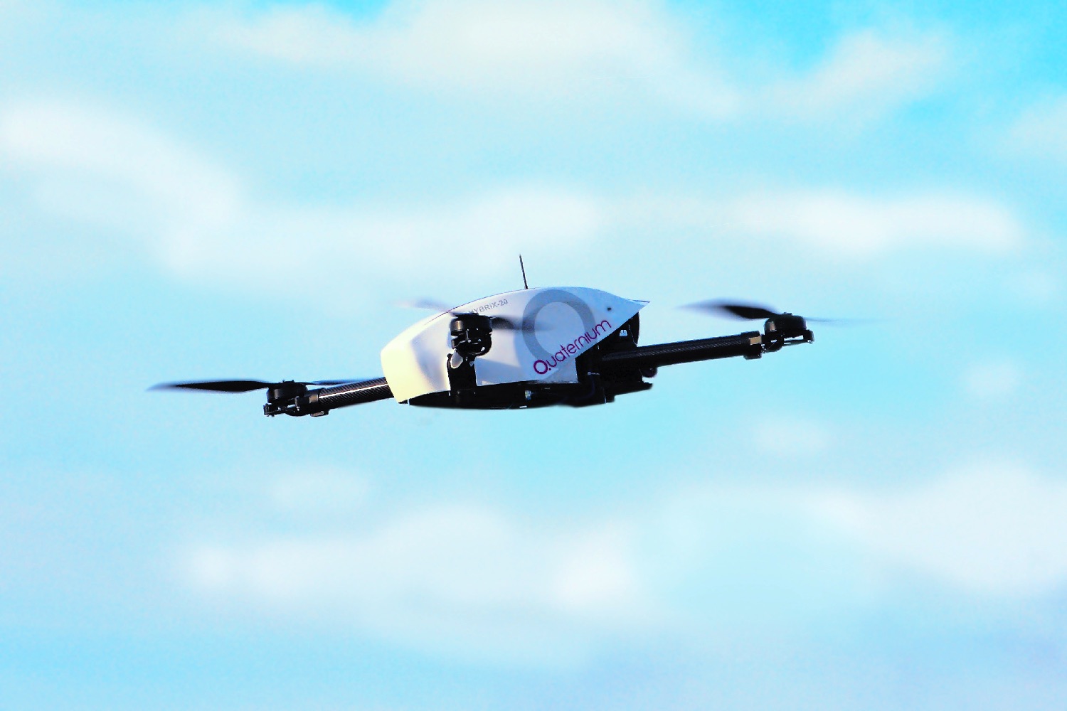 quaternium drone record 4 40 hybrix en vuelo