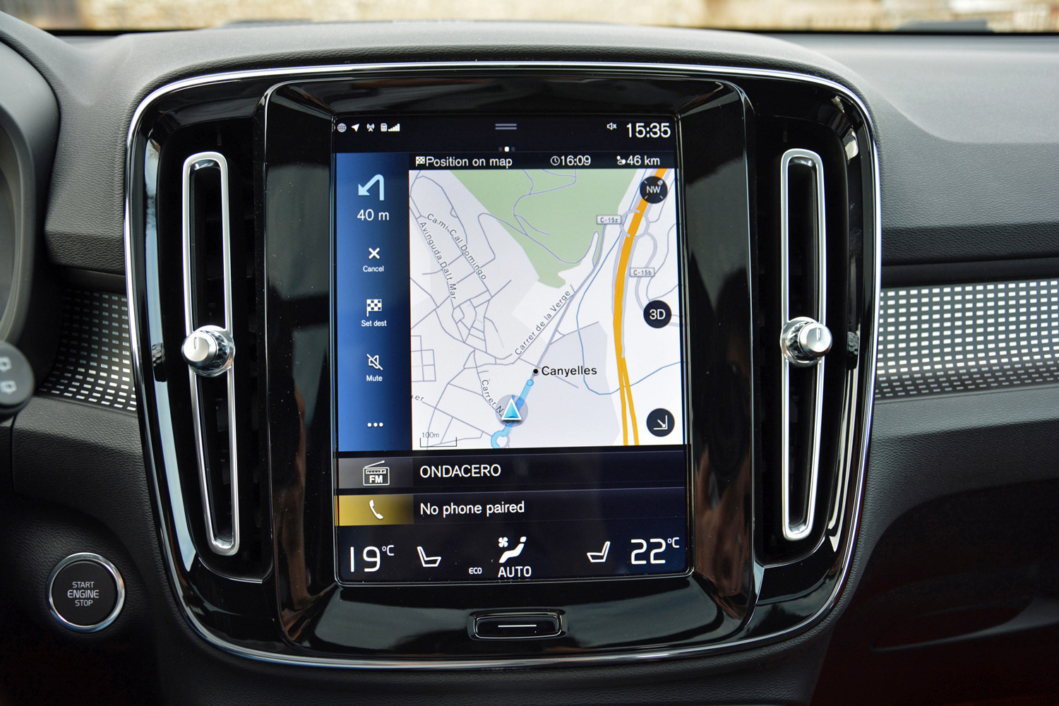 Экран обзора первого привода Volvo XC40 2019