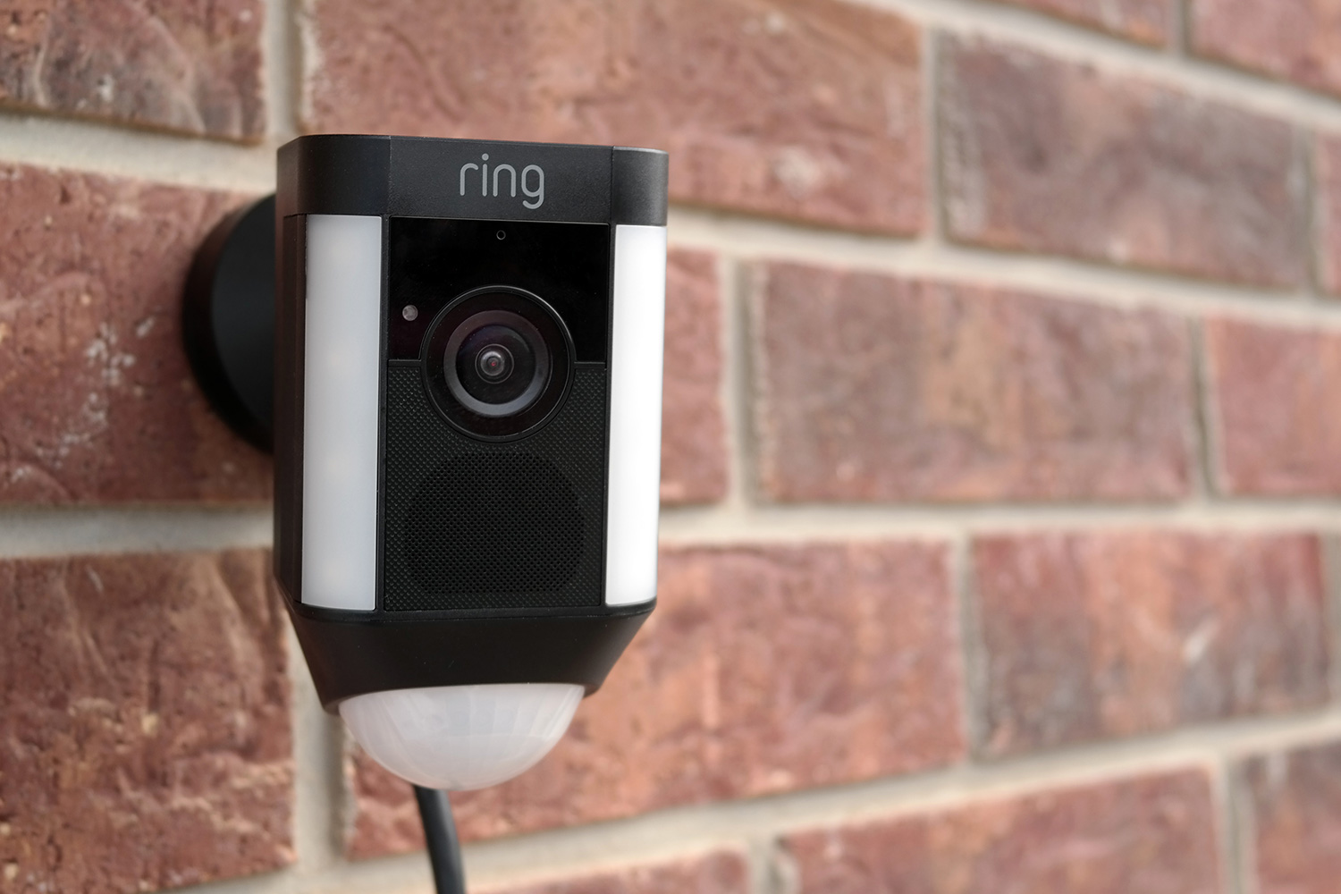 Ring Spotlight Cam com fio revisão versão 1550277301 parede offset