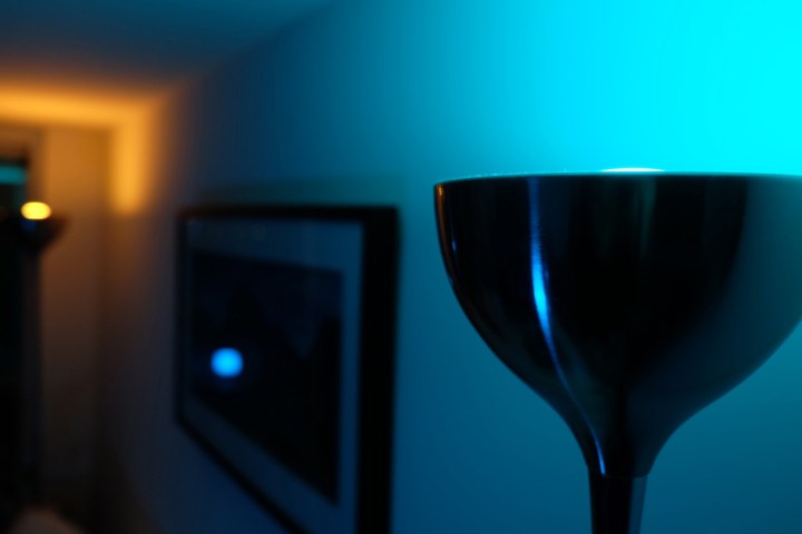 Lampu terhubung pintar Wiz mengulas tutup biru.
