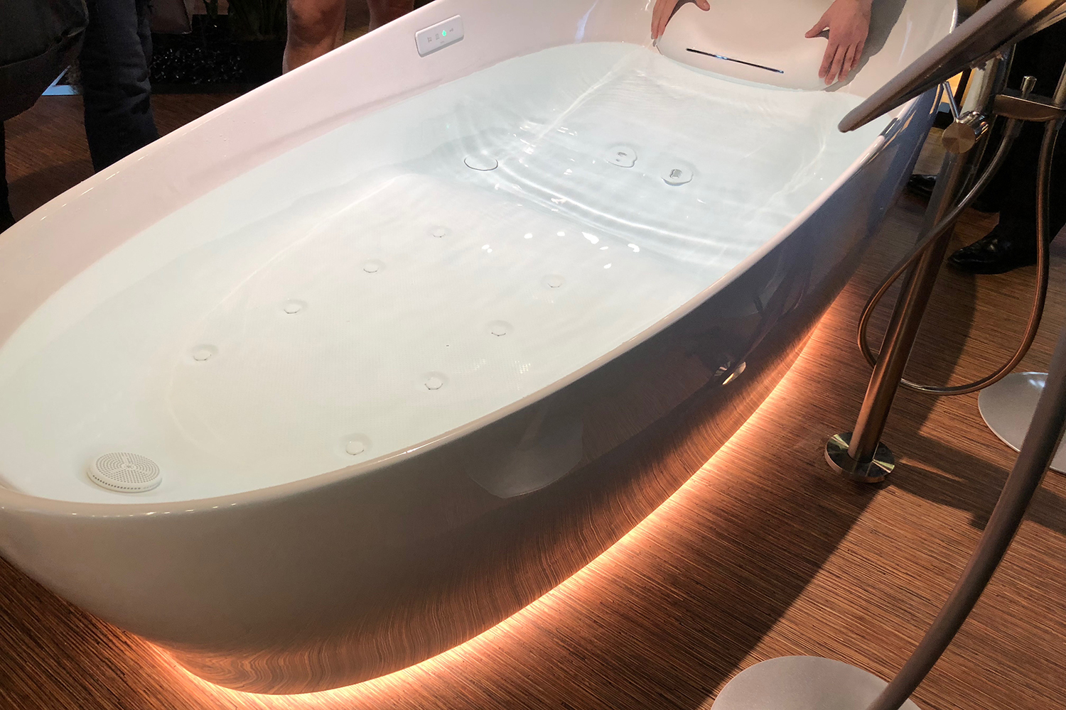 The Toto Flotation Tub Makes You Feel Like You're Floating in
