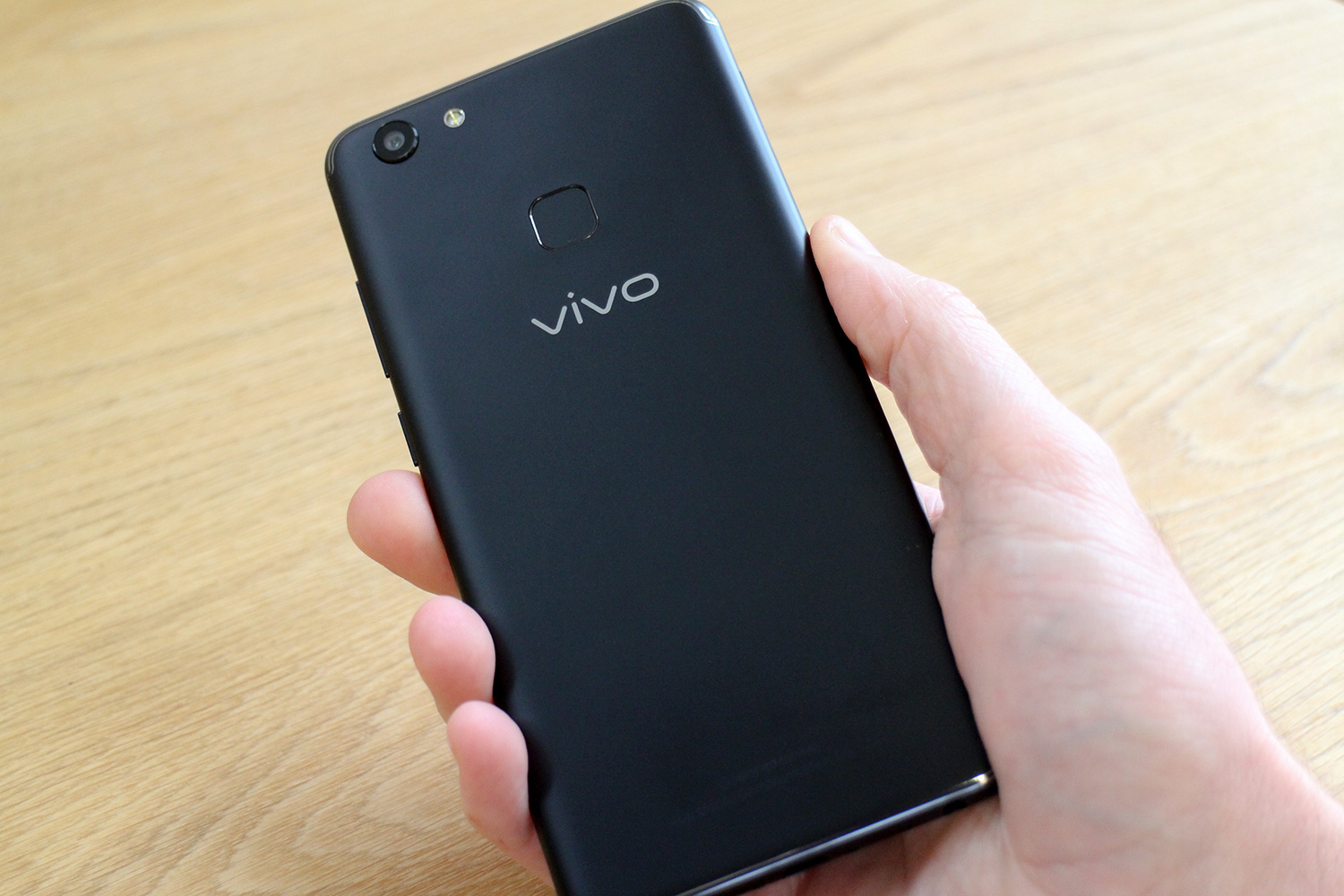 Vivo V7 Plus review back full
