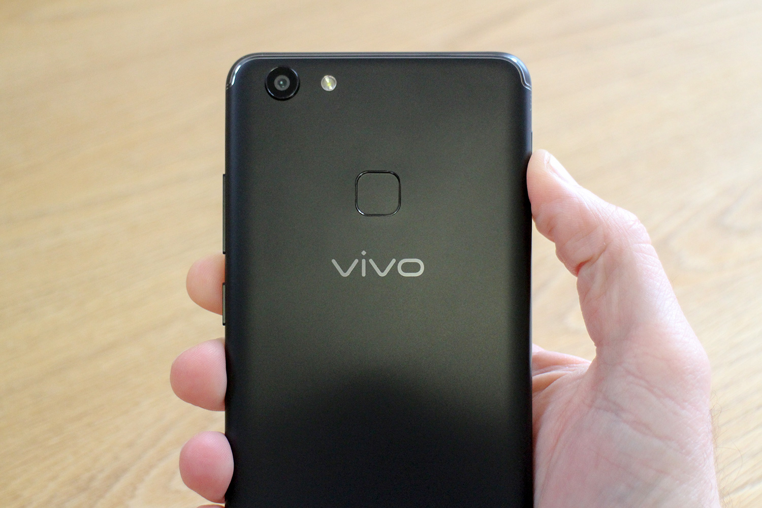 Vivo V7 Plus review back top