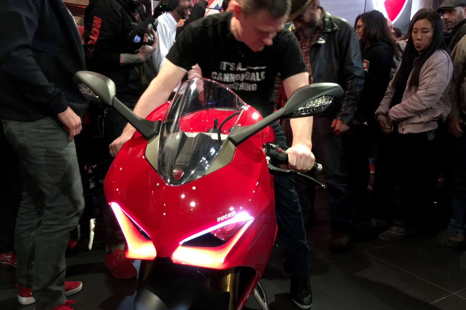ducati 2018 motorcycle preview panigale v4 s frontleds