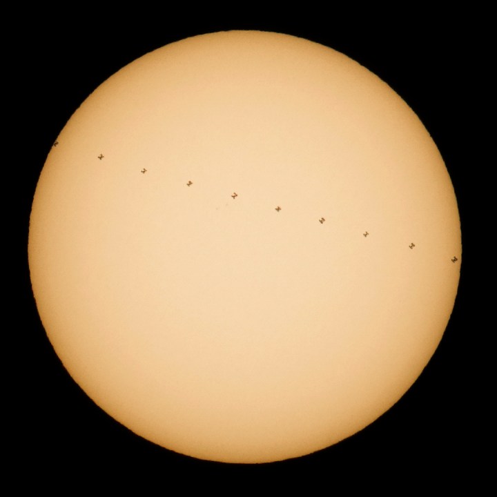 <Tránsito Solar > la ISS</fuerte> Esta es una imagen compuesta de 10 fotogramas que muestra a la Estación Espacial Internacional, con una tripulación de seis personas a bordo, mientras transita a través del sol a aproximadamente cinco millas por segundo. Tomada el sábado 17 de diciembre de 2016 desde Newbury Park, California. 
