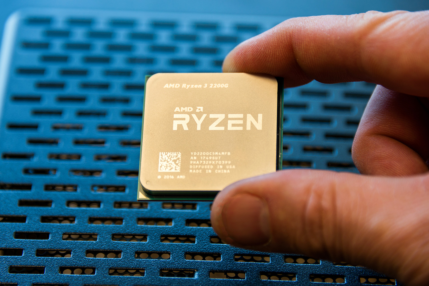 AMD Ryzen 5 2400G & Ryzen 3 2200G Review fingers