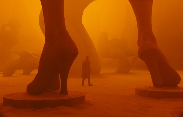 ब्लेड रनर 2049 में एक आदमी रेगिस्तान में चलता है।