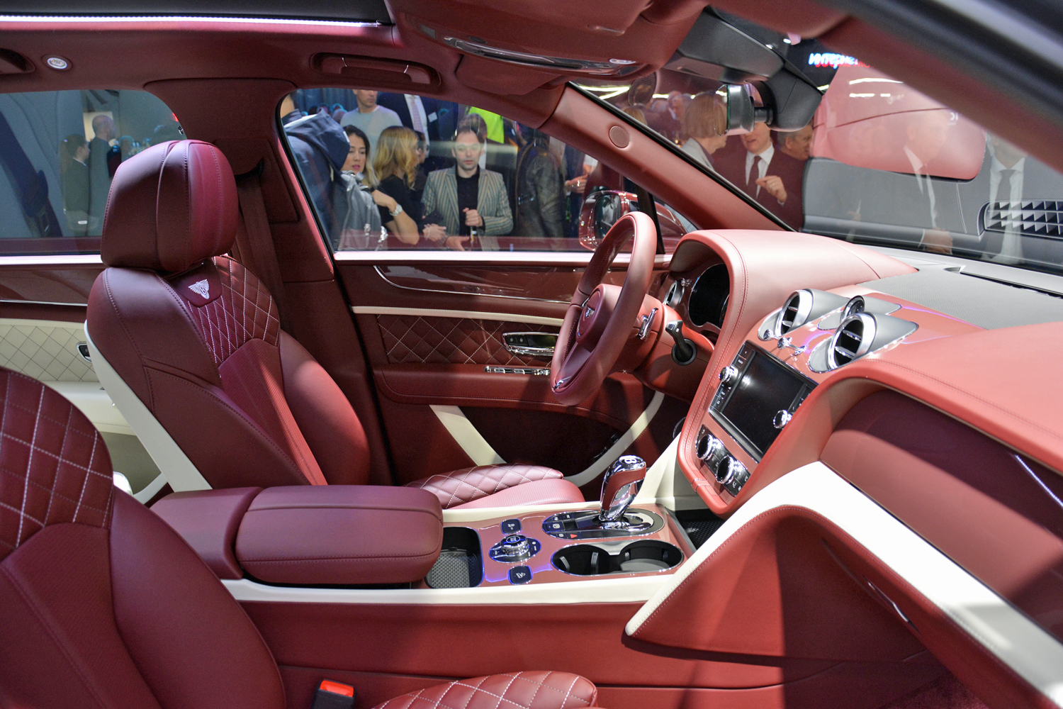 Bentley Bentayga Hybrid live