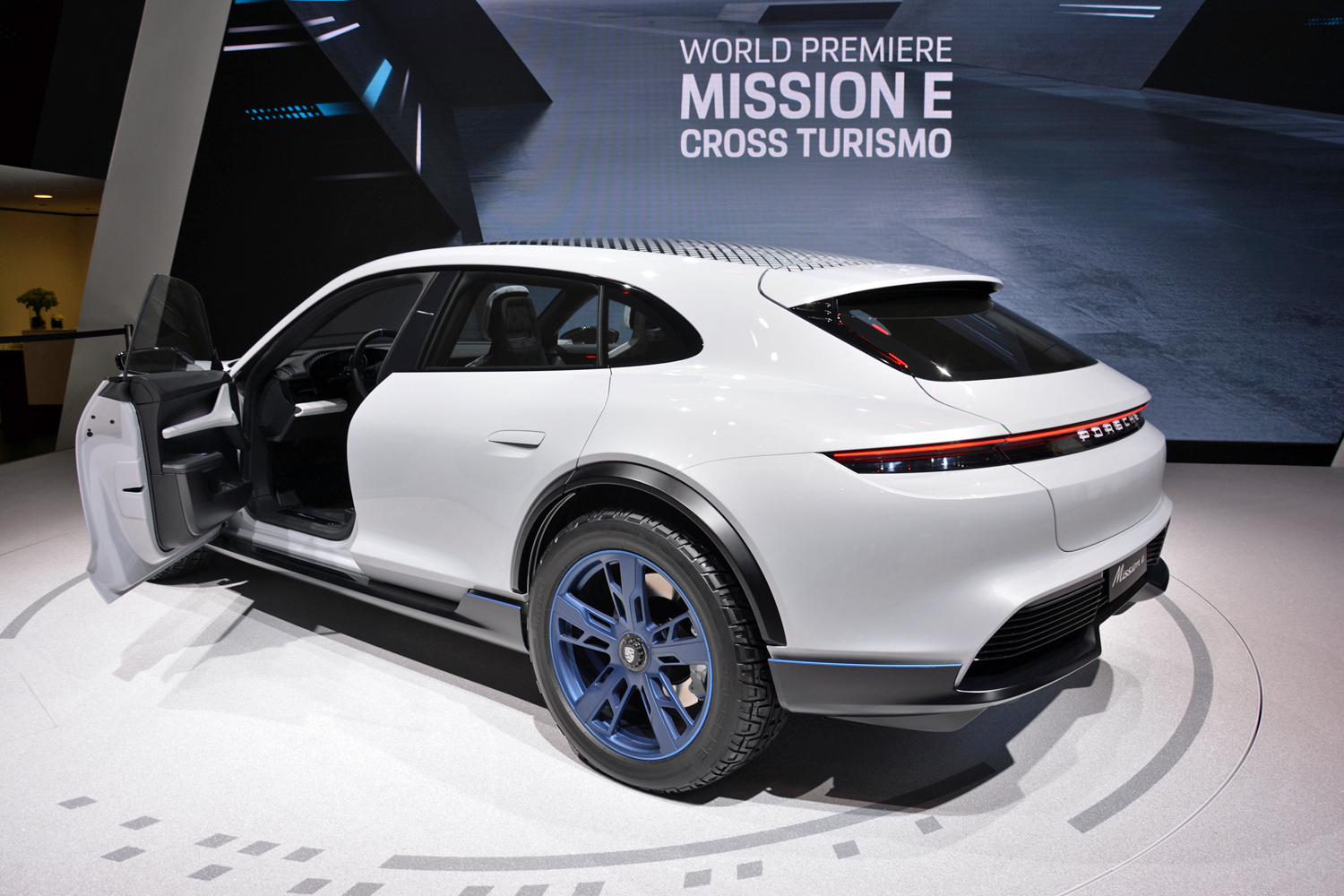 Porsche Mission E Cross Turismo live